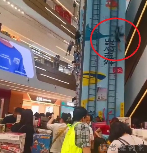 （摔落片）中國賣場攀岩設施發生疑似扣環鬆脫 小朋友從高處墜落重傷