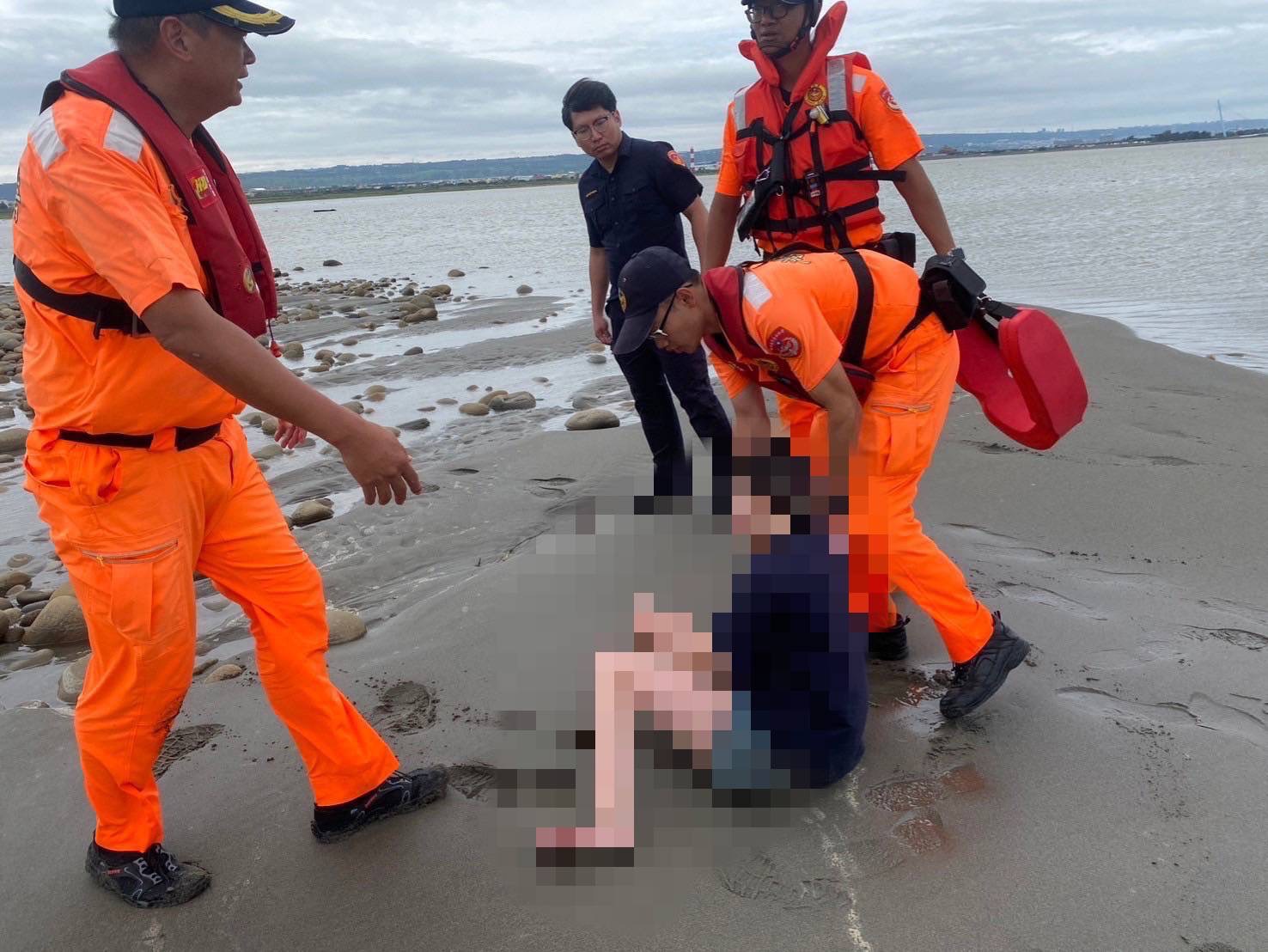 （女子倒臥沙灘救援片）25歲女子倒臥高美溼地沙灘全身多處擦挫傷　海巡人員救起送醫