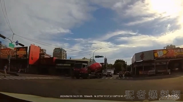 影／水泥車右轉撞自行車！女騎士遭輾過傷重不治　行車紀錄器拍下驚悚過程