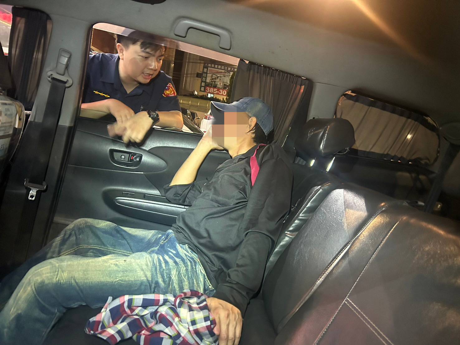 男乘客酒醉叫不醒！小黃司機超無奈　送派出所幫找親友付車資