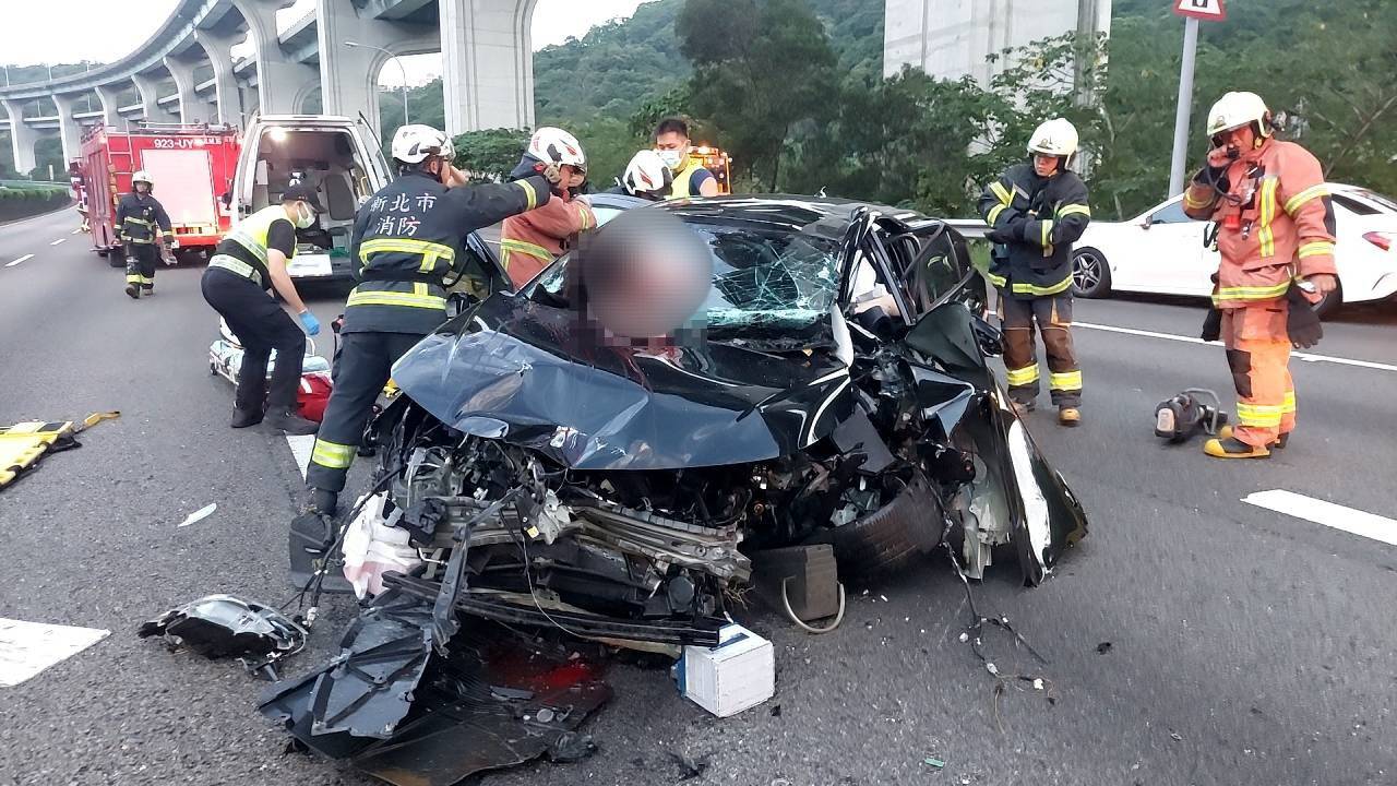 ▲王男駕駛自小客車，追尾停於國道內側車道，排除交通事故的拖吊車。（翻攝畫面）