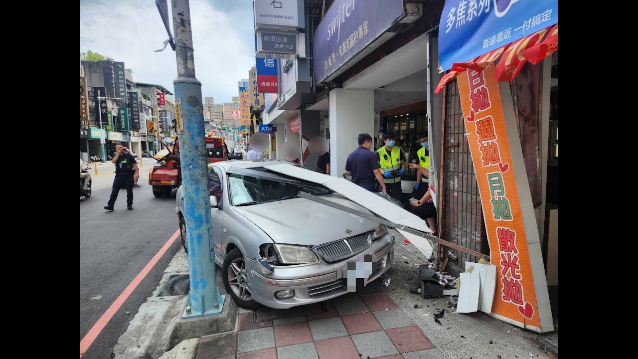 ▲新北市板橋區中山路二段今（17）日午間發生1起交通事故。（翻攝畫面）