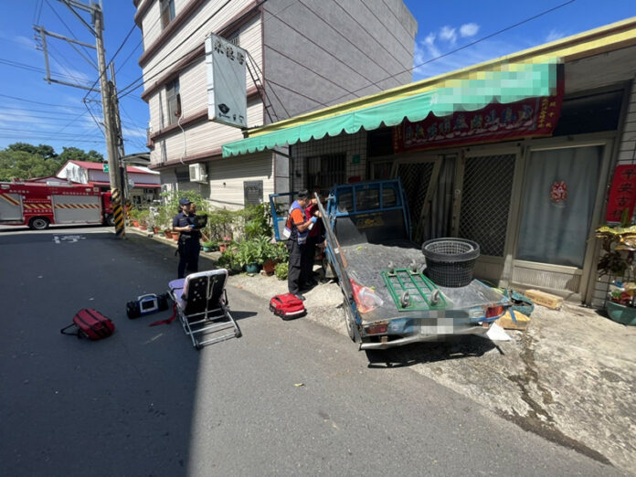 ▲台南2車相撞衝民宅！發財車上80旬男女掛彩送醫（圖／記者王俊勝 翻攝）