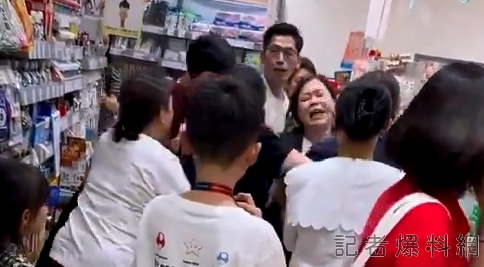 影／上海、香港遊客在日本藥妝店爆衝突！疑小孩被撞怒嗆「X你老母」　店員無奈出面阻止