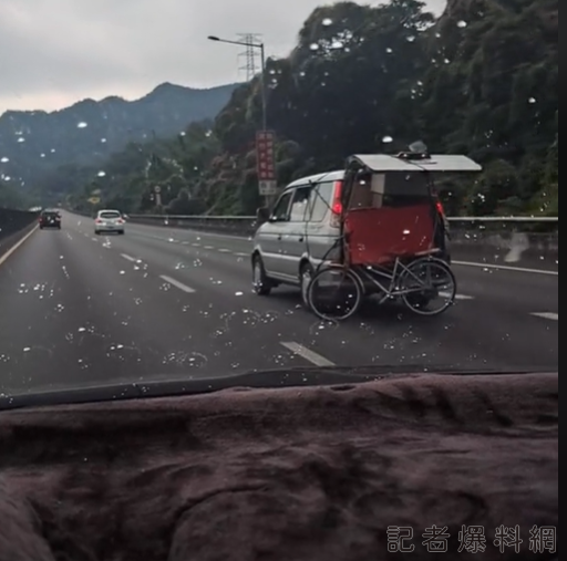 廂型車上國道網友一看嚇一跳！ 腳踏車竟綁在車外磨地板