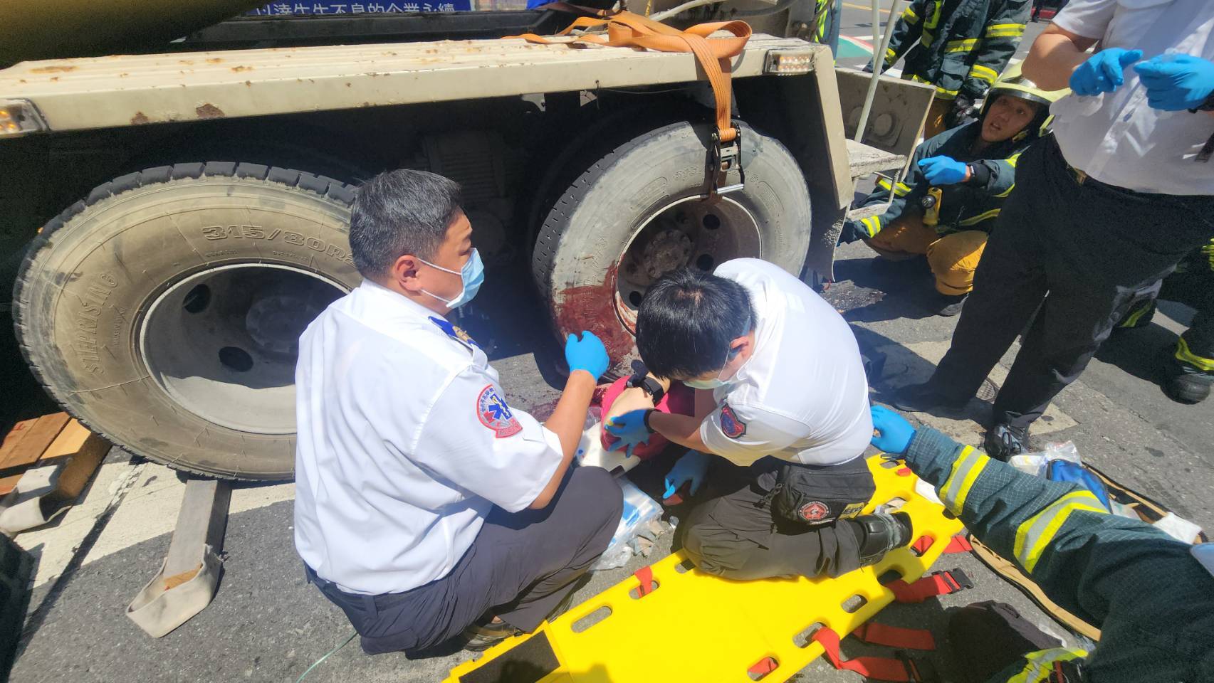 ▲婦人走斑馬線過馬路竟遭水泥預拌車撞擊輾壓魂斷輪下。（翻攝畫面）