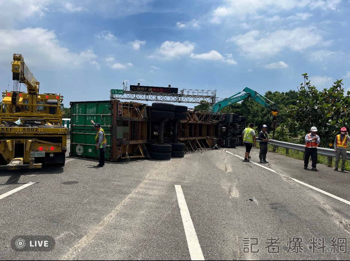 ▲國10西13.9K燕巢段今日中午11時許發生大車翻車。（圖／記者金東天翻攝）