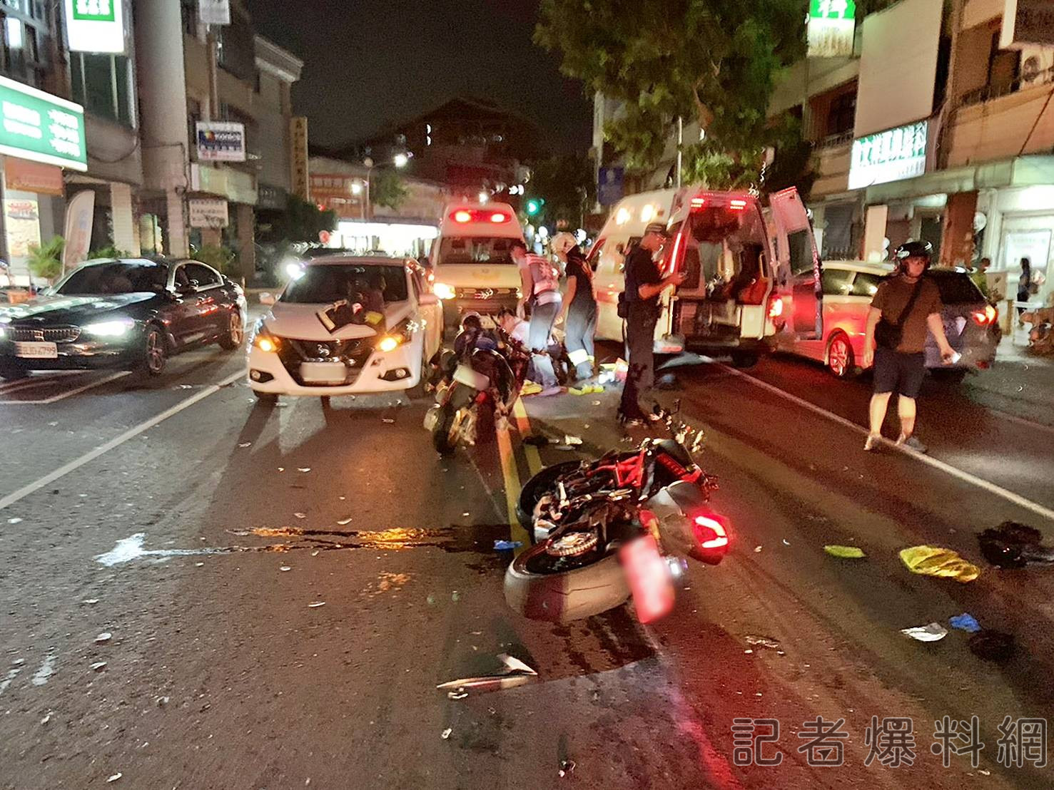 快訊／未禮讓幹道車！高雄鳳山晚間車禍「3人倒地送醫」小客車無辜遭波及