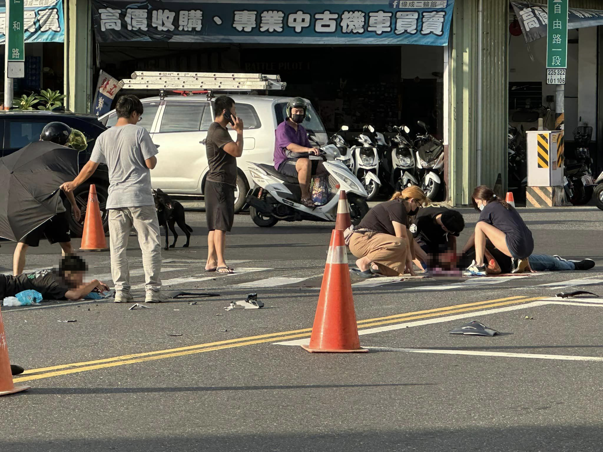 ▲東區自由路與仁和路口今(3)發生驚悚車禍，2男受傷倒地（圖／翻攝臉書／台南大小事）