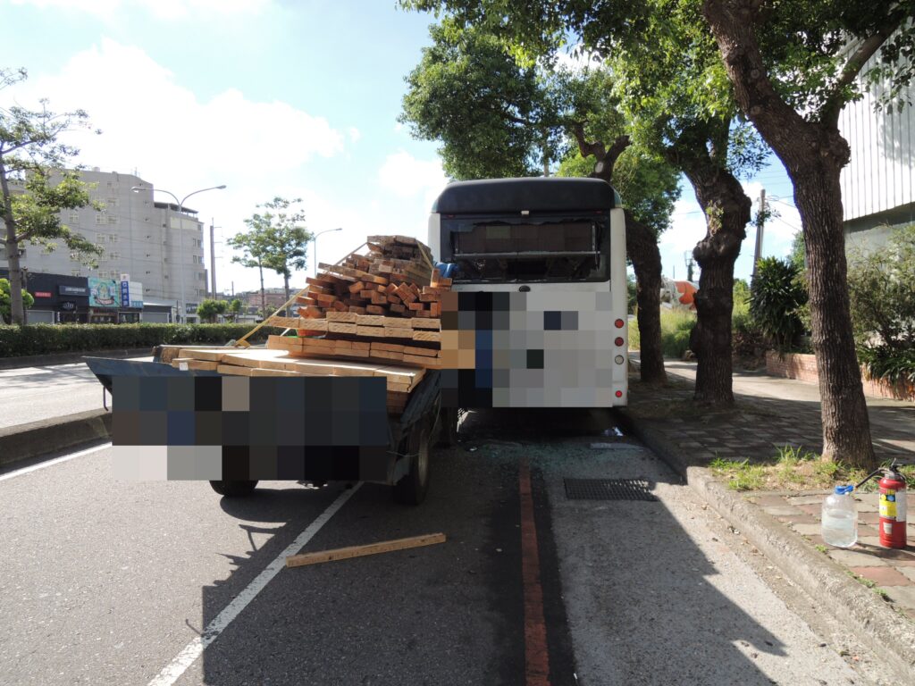 2024 07 03 968577 | 台中台灣大道車禍！　小貨車自撞公車駕駛受傷送醫 公車, 台中, 台灣大道, 小貨車 記者爆料網