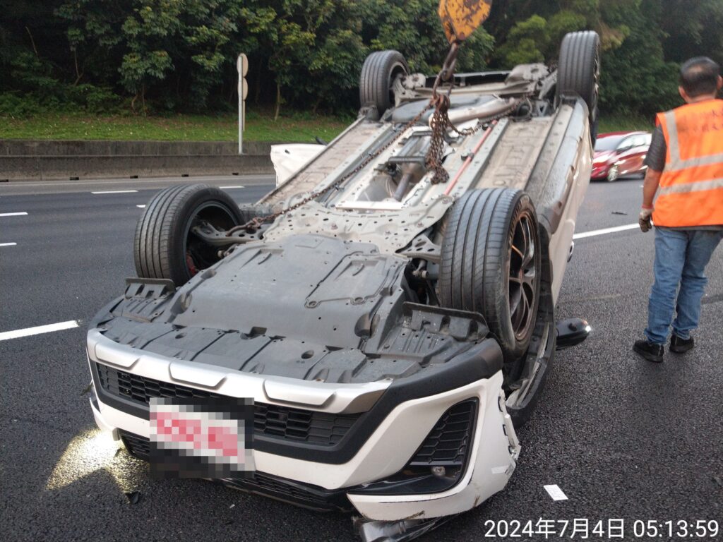 2024 07 04 494188 1 | 變換車道不當釀禍！　國道1號聯結車撞翻計程車釀1傷 國道1號, 聯結車, 計程車, 變換車道 記者爆料網