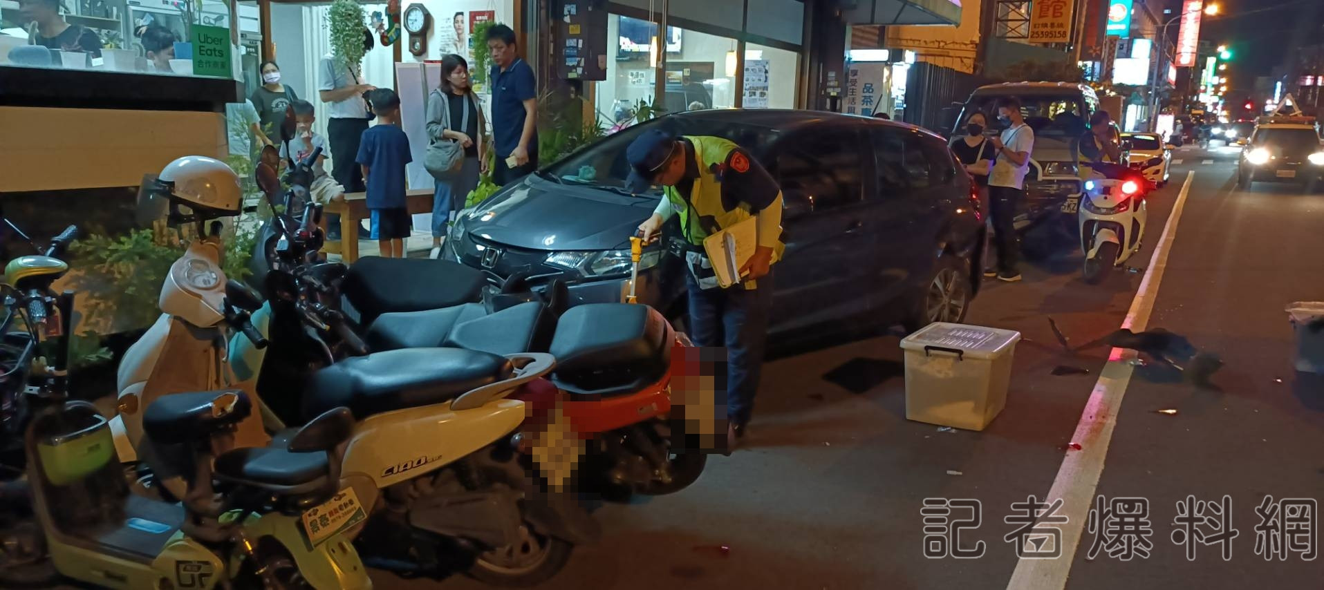 影/台中潭子50歲女酒駕 自撞路邊停放車再波及6機車