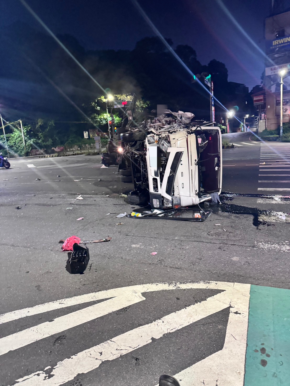 （酒駕撞車翻覆毒品曝光片）男子酒駕車內藏毒　撞分隔島翻車全曝光！