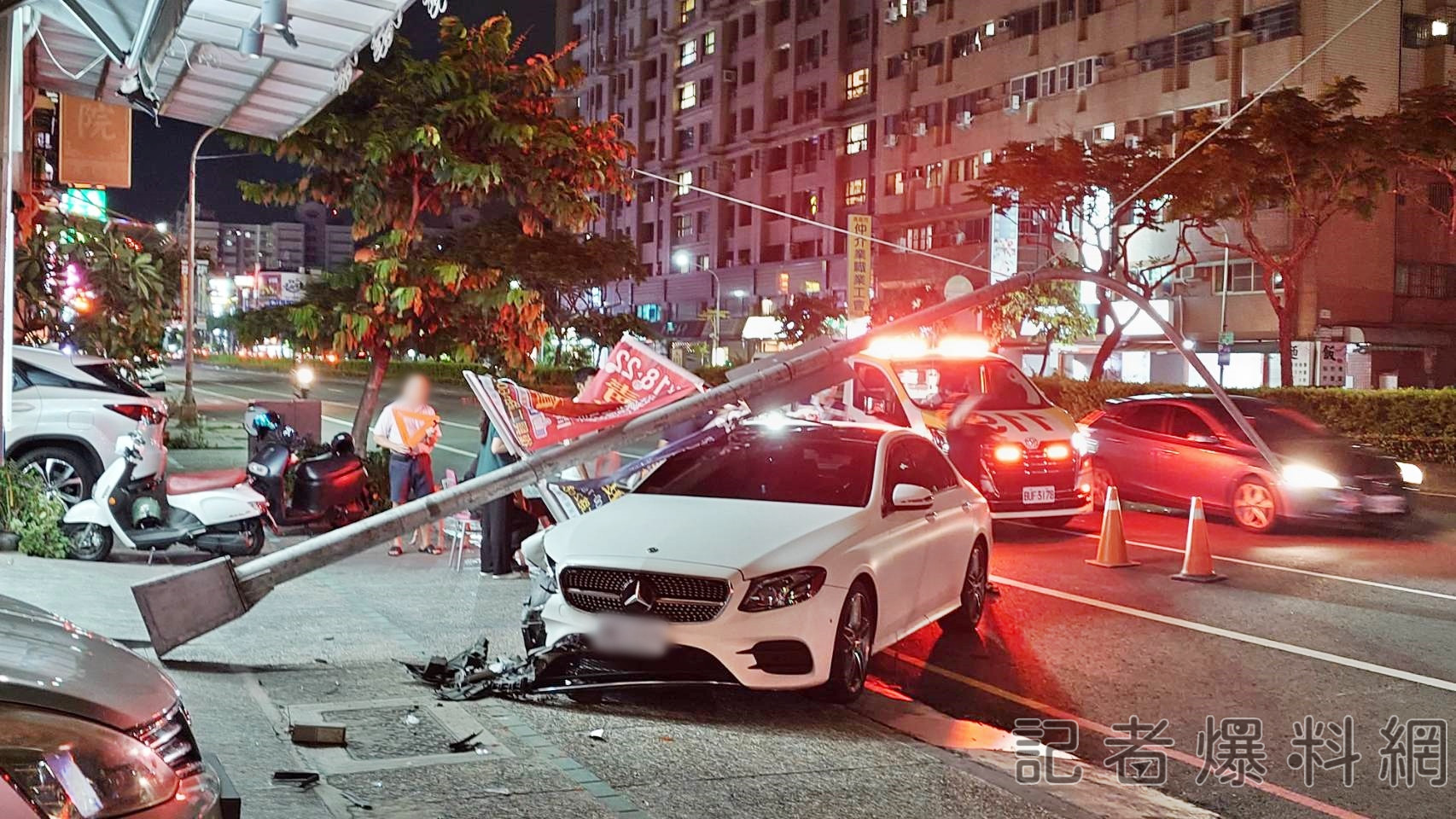 ▲白色賓士撞斷路燈，釀後方2機車慘摔。（圖／民眾提供，下同）