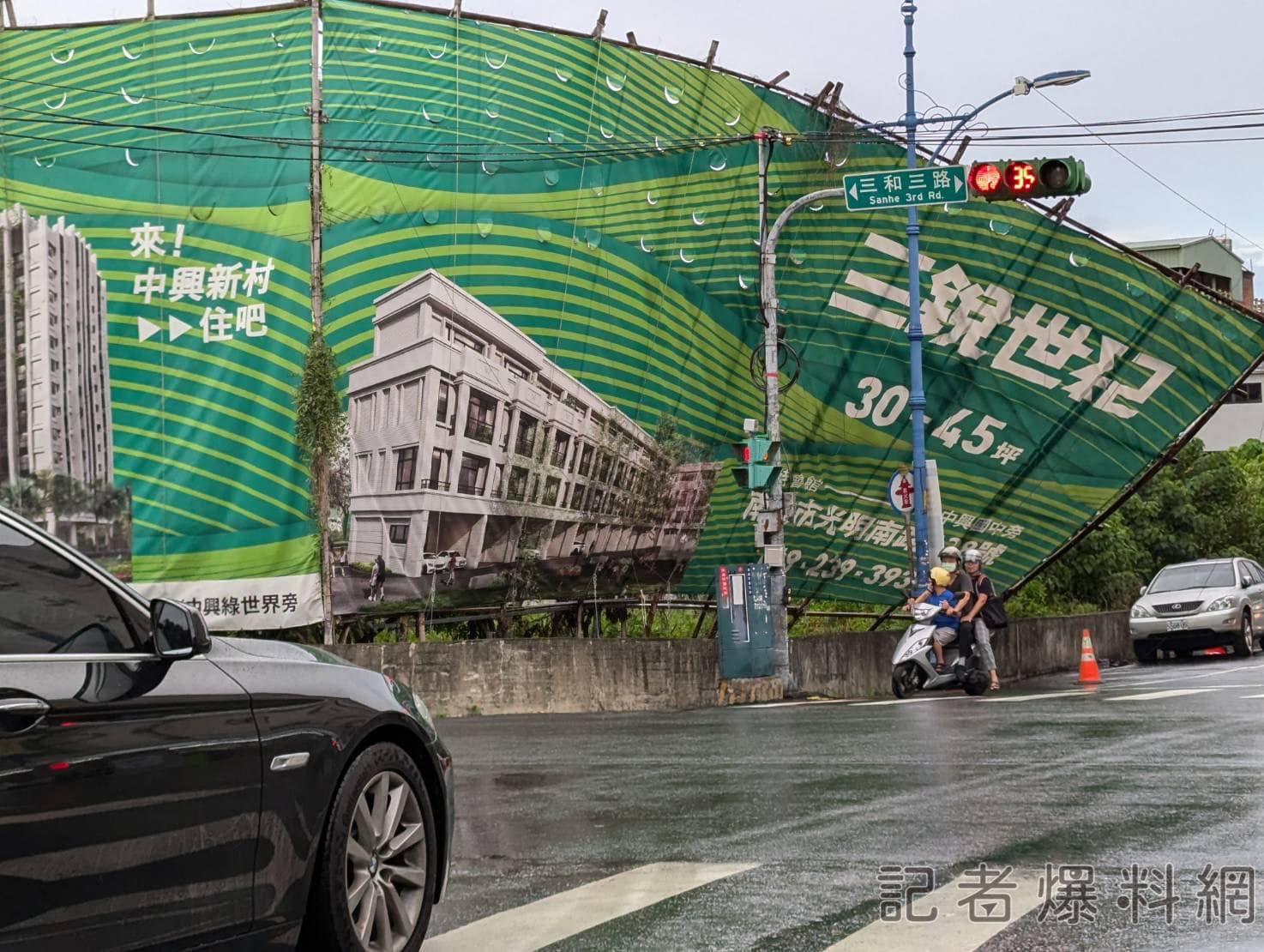 不堪狂風吹襲！南投市一廣告鷹架垮了