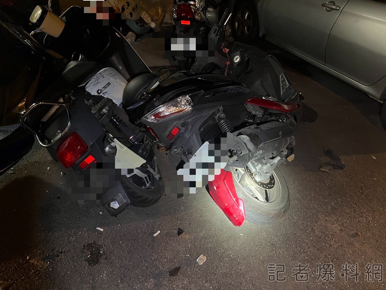 台東20輛汽機車遭撞 機車如保齡球般整排全倒