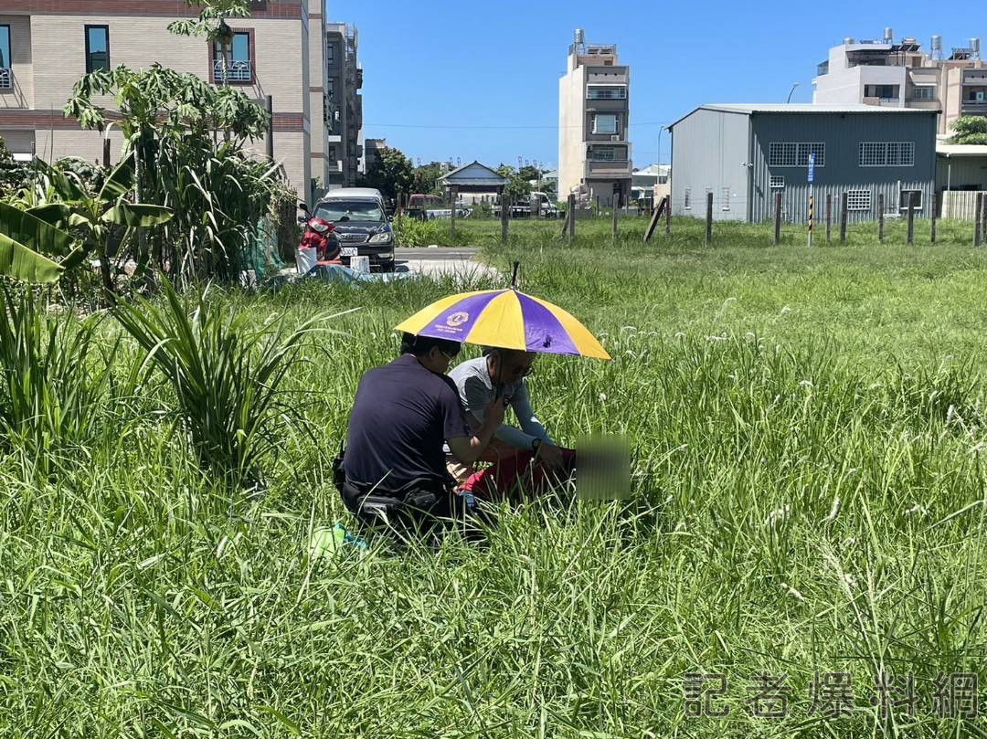 ▲老翁倒臥草叢，熱心民眾聽聞呼救聲發現他，救回一命。（圖／民眾提供）