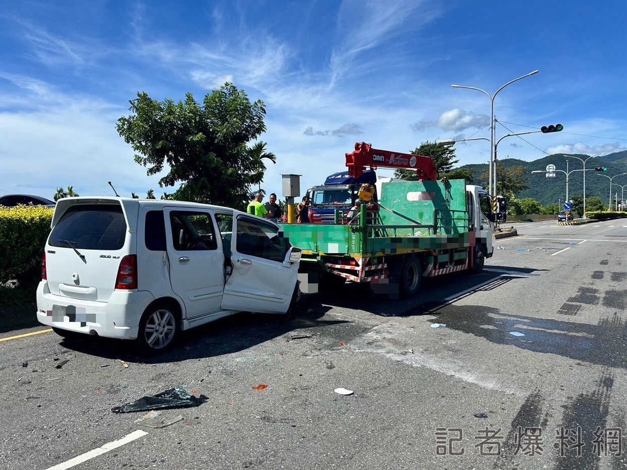 自小客不明原因追撞前方大貨車 車頭撞爛 81歲駕駛送醫不治