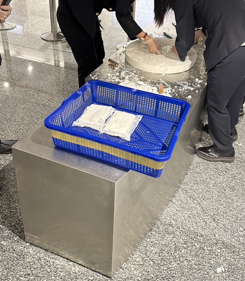（緝片）石膏工藝品夾藏2.15公斤海洛因入境　航警逮獲兩名香港籍毒犯