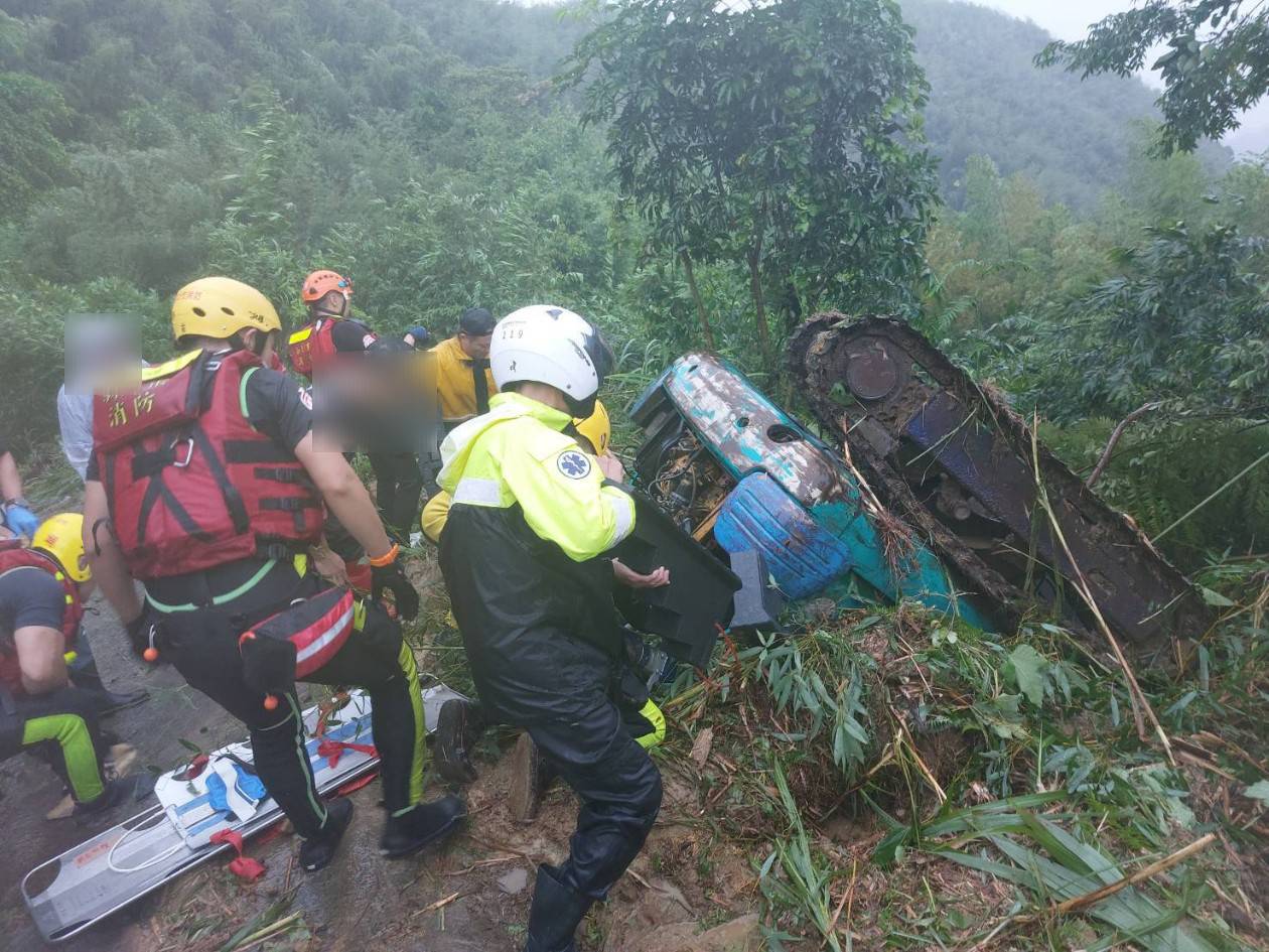 （有片）更新／救援受困自小客車遭挖土機壓到　三峽五寮里長救出送醫不治