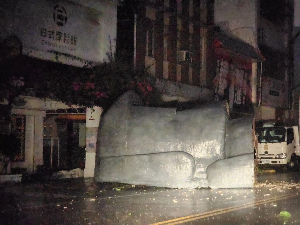 花蓮咖啡店「巨型摩艾像」遭吹到路面！　臉朝天淋雨