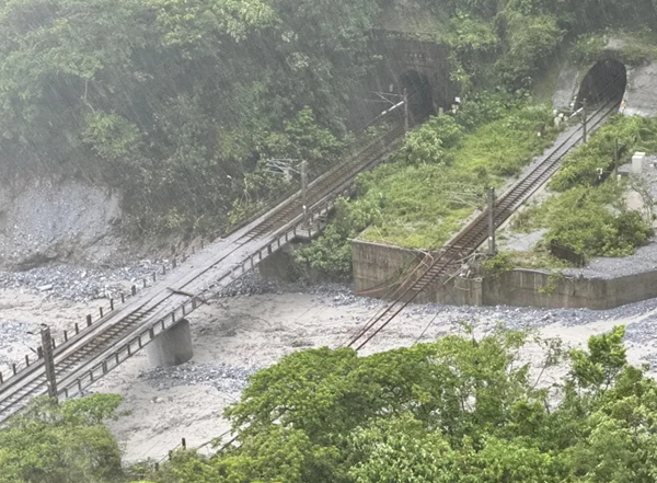 台鐵「小清水溪橋西正線」遭土石線沖毀　東部幹線對號列車全線停駛