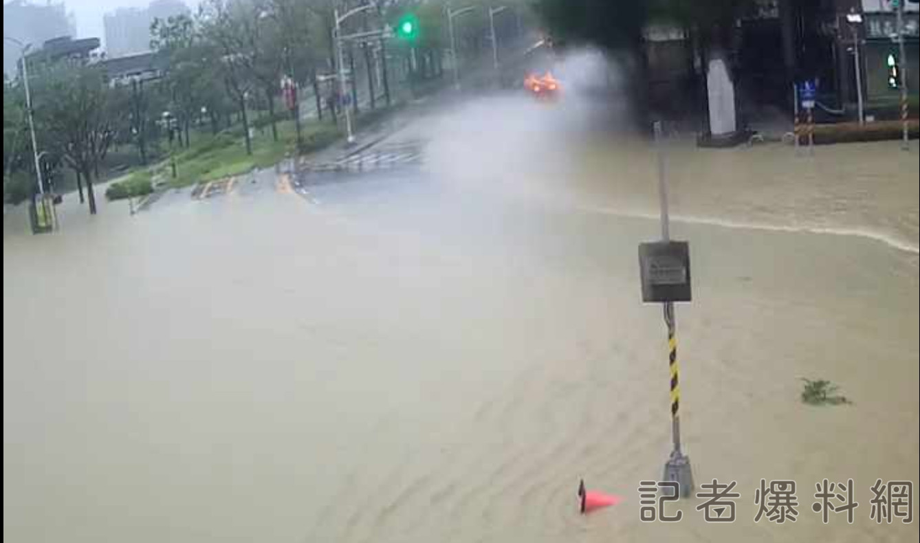 高雄美術館水淹成河 大樓地下室內車泡水中