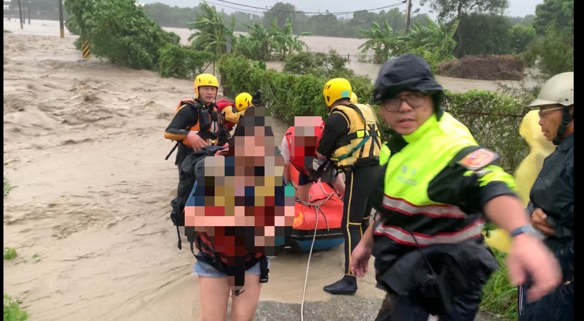 影／台南深夜狂風暴雨！家門前變河流「一家4口受困」　湍急泥黃水淹進家