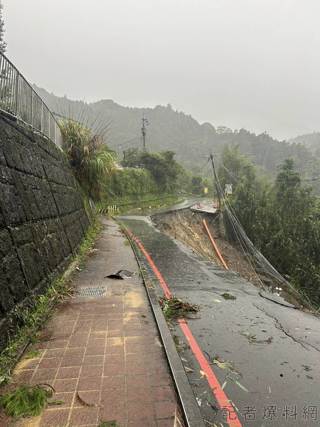 南投延溪公路坍方嚴重 往杉林溪道路出現大坑洞無法通行