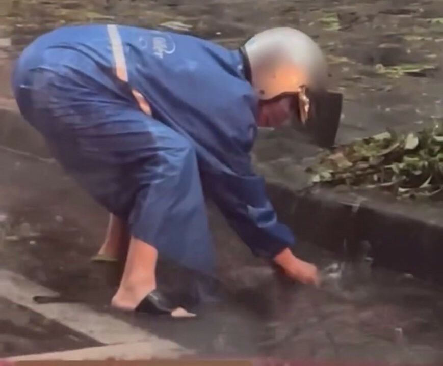 颱風天民眾拍到路人溫馨一刻的畫面 在抖音引起了4萬多人的共鳴