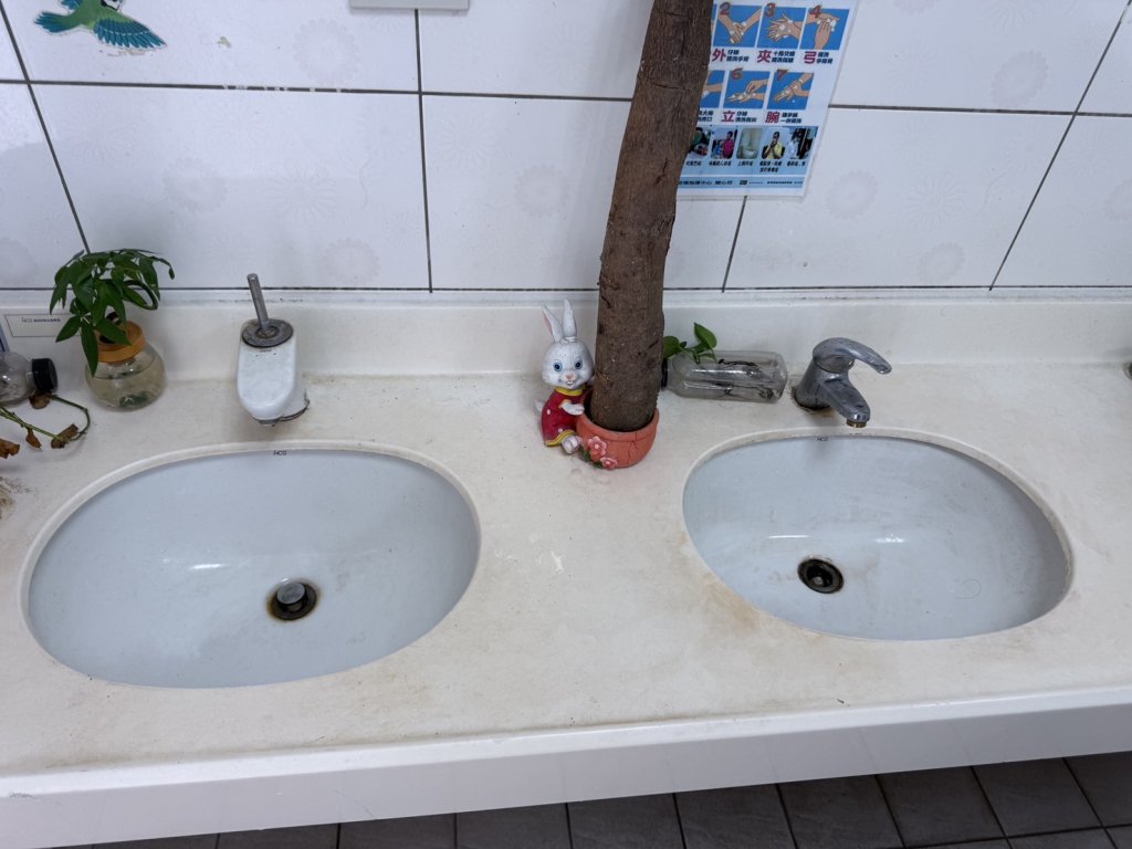 台中校園喋血！老師上廁所遭高一生木棒襲頭　木棒打裂頭破血流