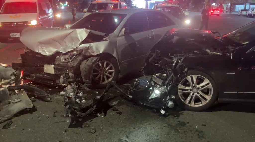 碰！高雄三叉路口自小客「車頭撞車頭」-慘況曝