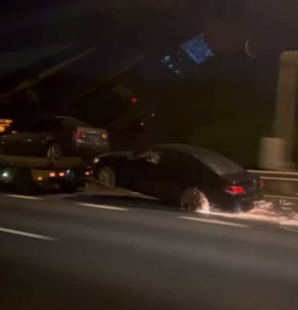 國道風火輪!被拖吊車輛車體磨擦地面噴火 掉落輪胎疑砸中另輛自小客車