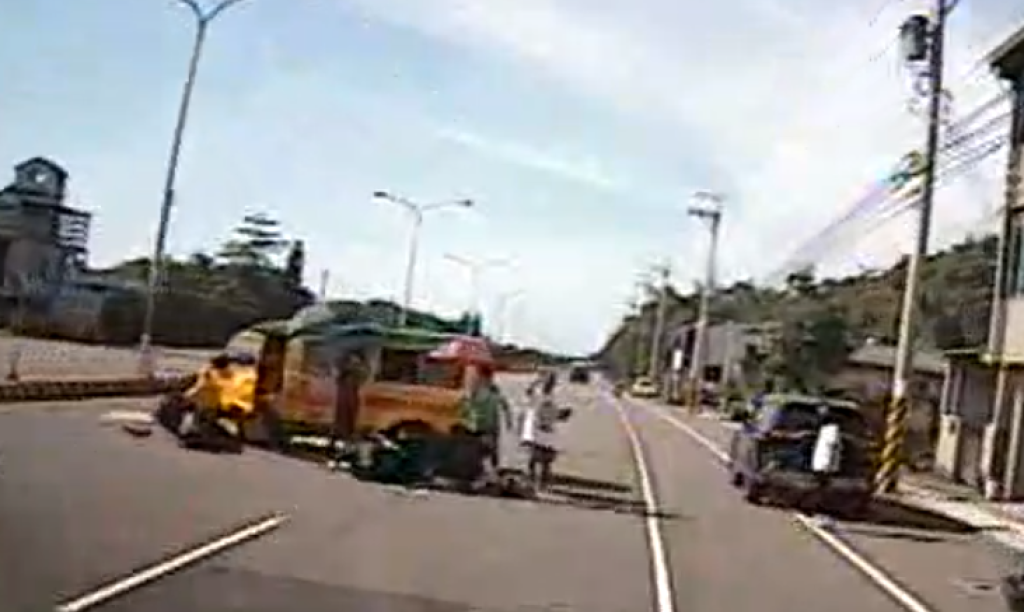 苗栗娃娃車車禍！　與兩輛機車相撞釀3傷