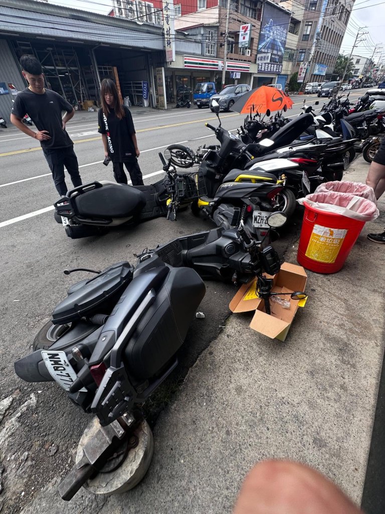 前方路口左彎仍直行！　台中大雅重機擊落6車騎士受傷
