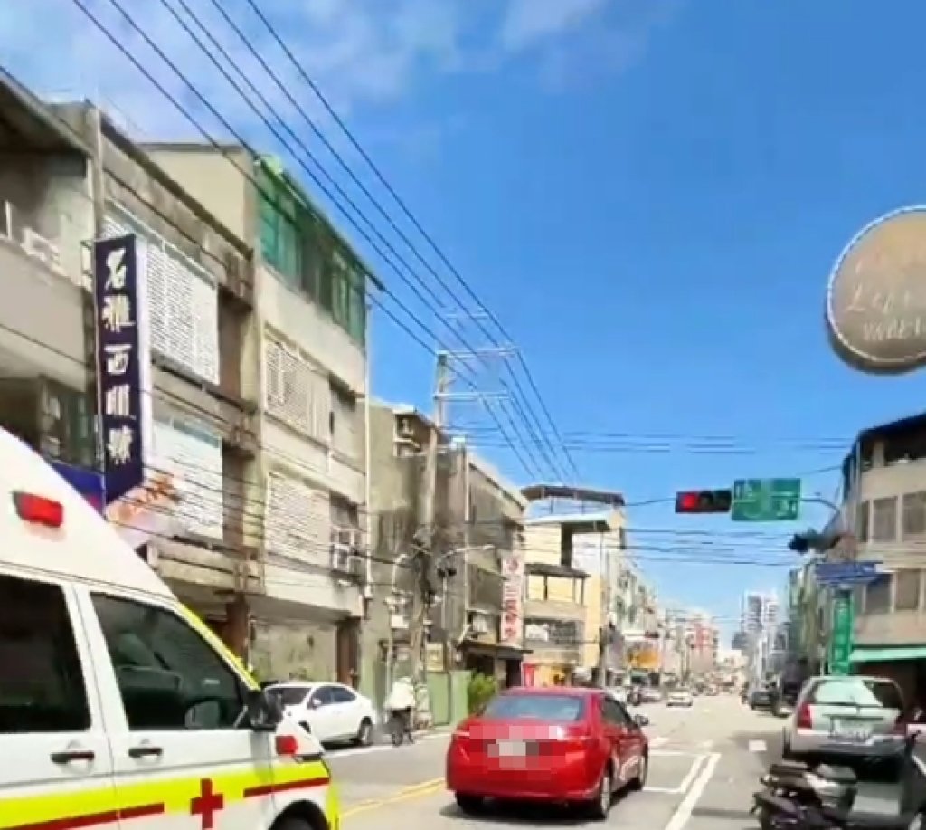 警報器響30秒也不讓！-　台中自小客車未禮讓救護車畫面曝光