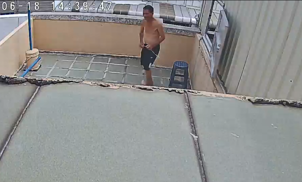 高雄鄰長夫妻脫序行為頻傳！上回妻端雞拜監視器-這次鄰長裸身爬窗入侵隔壁鄰居