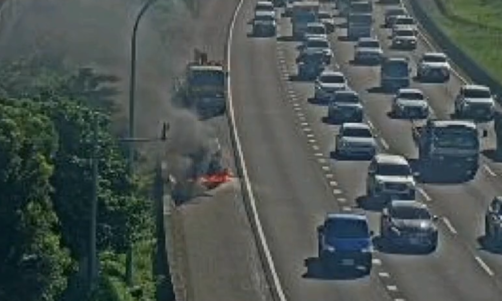國道1號火燒車! 火勢猛烈濃煙沖天駕駛急逃生