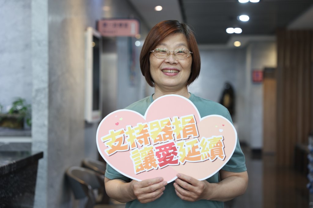 圖書館志工黃顗蓁-60歲生日傳愛-簽下器官捐贈同意書