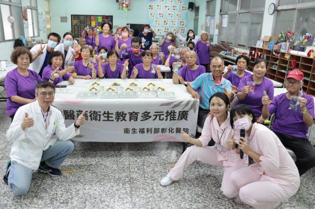 衛福部彰化醫院到社區傳授藥草球妙方-推廣中醫保健