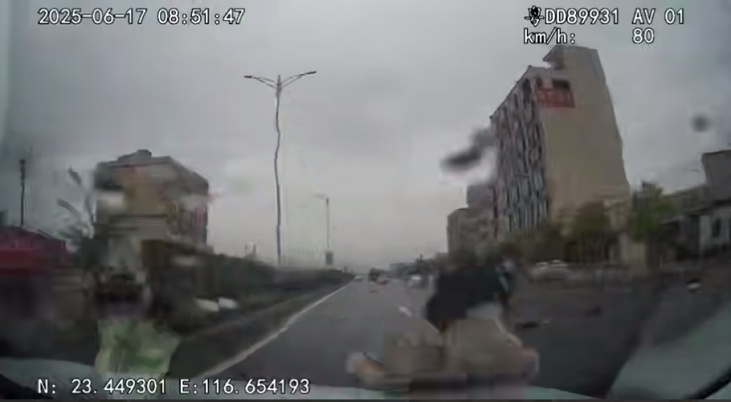 影／鬼切女騎士遭打瞌睡駕駛「時速80撞飛亡」　車內外監視器影片曝光！陸網友：駕駛怎麼笑得出來？