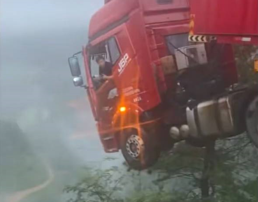 影／命大！中國貴州高架橋倒塌「卡車車頭懸空」　司機受困駕駛座驚險影片曝光
