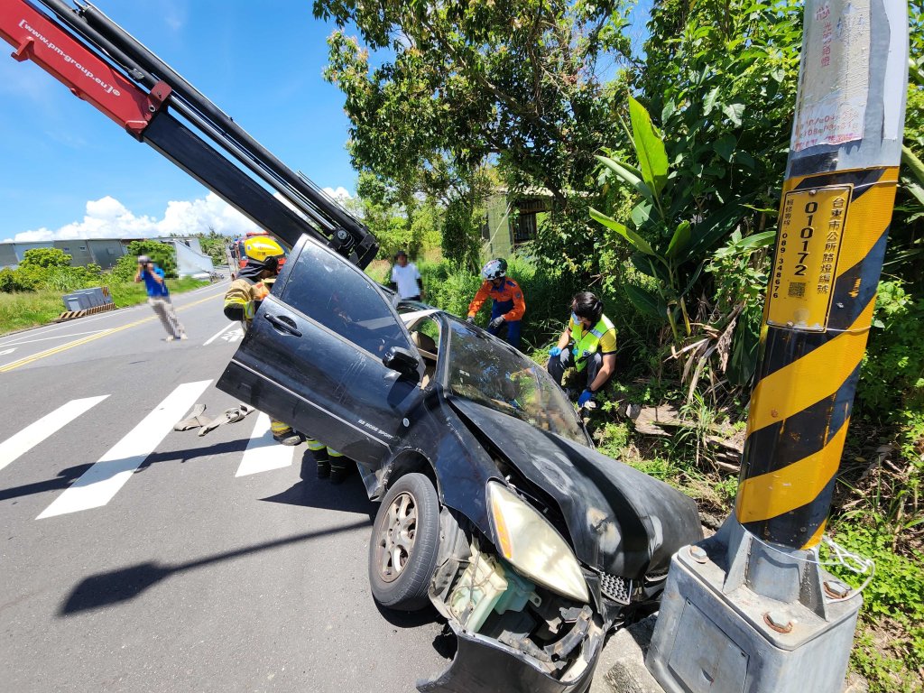 嚇翻！台東轎車突失控摔進路邊水溝　駕駛及2小孩輕傷送醫