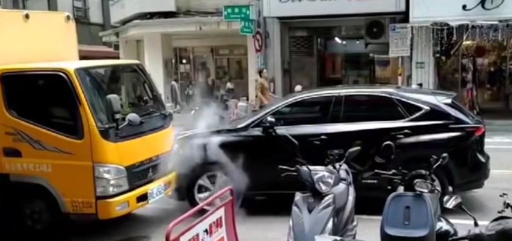 桃園74歲阿北出事了！-　撞車還猛踩油門燒胎