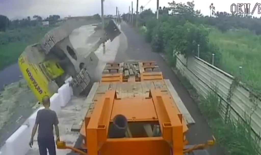 驚悚畫面曝光!屏東萬丹怪手從拖板車翻落河堤 駕駛慘遭壓死