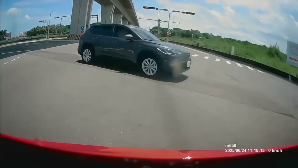 影／女重機隊長行車紀錄器曝光！遭左轉車撞飛命危　家屬3點說明：她已盡全力挽救這場事故