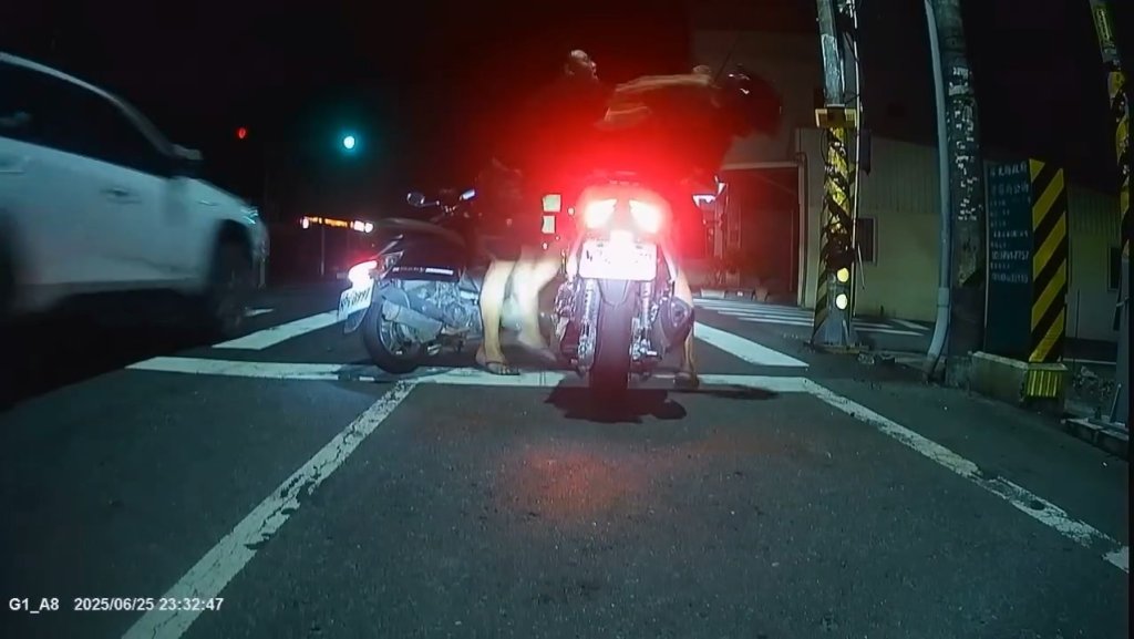 影／等紅燈莫名被嗆「跨三小」！還被對方拿安全帽打　騎士po事發影片引熱議