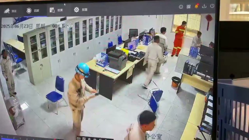 影／印尼工人遭解雇！火大拿刀朝中國籍經理連刺四刀　逃逸3天被逮