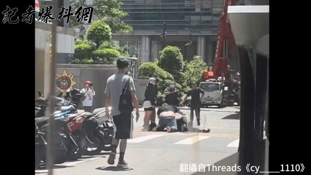 uber司機開門疑擦撞機車爆口角　遭1家5口當街圍毆