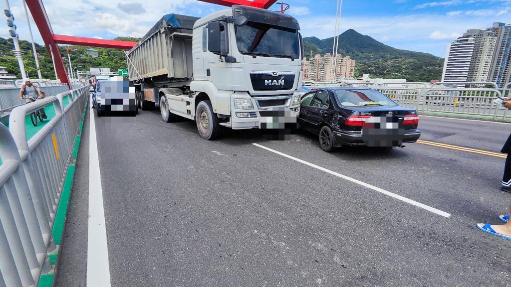 打了方向燈就要切？曳引車關渡橋強行切線　撞到「仙草」原地甩尾